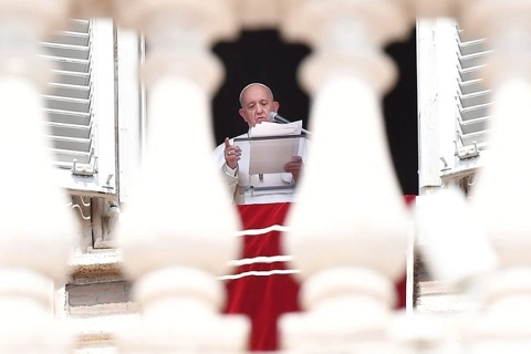 Pope Francis prays for 39 Vietnamese lorry victims in UK