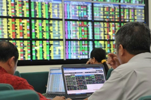 Foreign investors unable to get Vietnamese stocks despite value at lowest level: Bloomberg