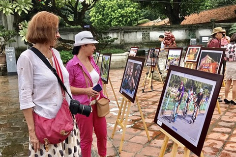 "Hanoi in me 2019" photo exhibition kicks off at Temple of Literature 