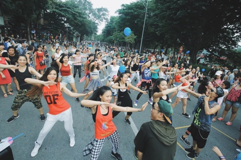 Public dance rocks up Hanoi pedestrian zone every weekend