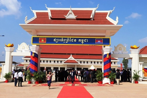 1st Vietnam-Cambodia border market opens