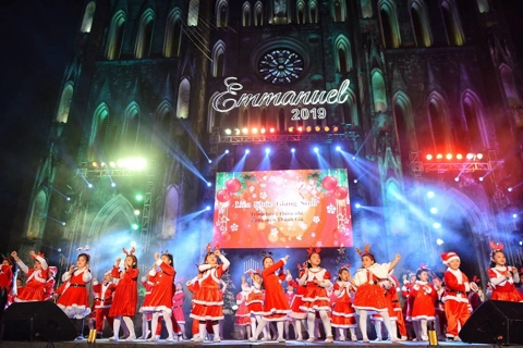 Thousands of people in Hanoi, HCM City flock downtown to celebrate Christmas