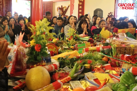 Buddhist pilgrims flock to Tay Ho Pagoda on Tet