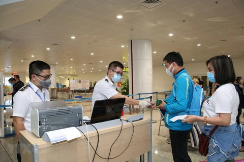 Vietnam takes samples for coronavirus test at airports  