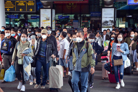 Nearly 7,000 overseas Vietnamese flock home today for shelter from pandemic