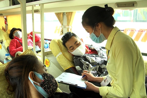 Hanoi strictly controls medical declarations for passengers at bus stations on Covid-19