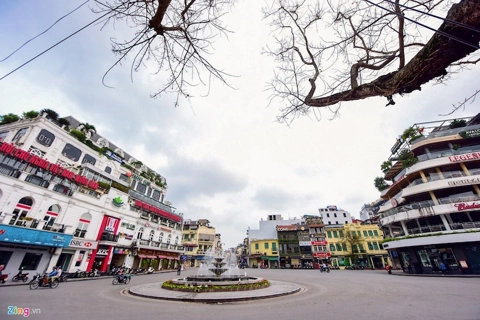 Snapshots of Hanoi's empty streets after closure of non-essential services