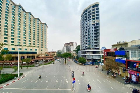 Hanoi’s streets become deserted due to business restriction order