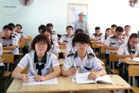 Vietnam education ministry trims curricula as schools stay shut