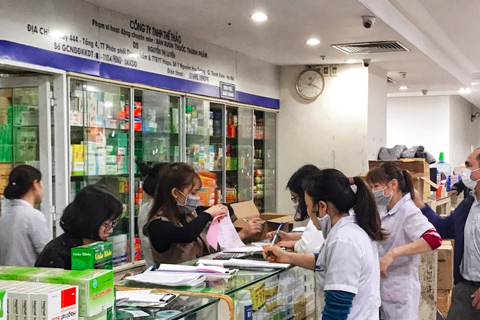 Hanoi asks pharmacies to report buyers of medicines for Covid-19-like symptoms