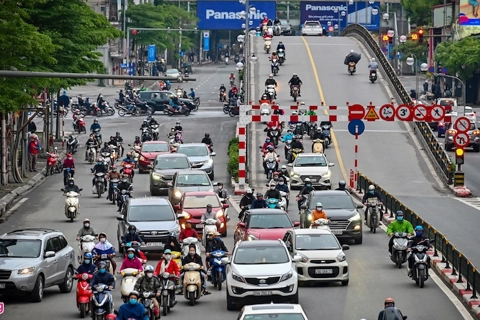 Hanoi, HCMC streets crowded few days before scheduled end of national social distancing order