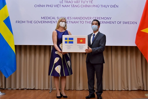 Receiving mask donation, Swedish Ambassador tells Vietnam: “A friend in need is a friend indeed”