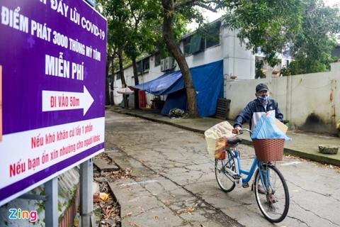 Vietnam “instant noddle ATM” helps needy people in Covid-19 time