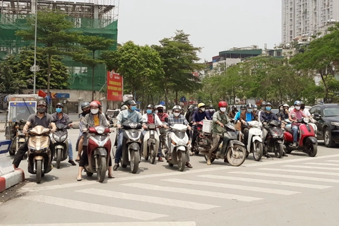 Hanoi streets still crowded in extended social distancing period