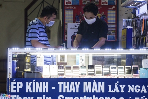 Non-essential shops stay open in Hanoi despite shutdown order