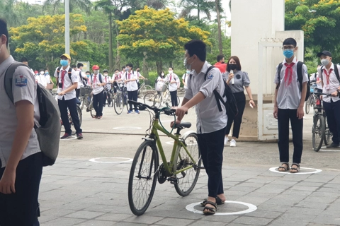 Hanoi students return to school amid tight medical control