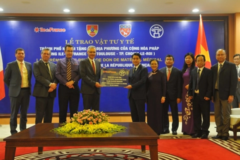 Hanoi donates medical supplies to French localities to support Covid-19 fight