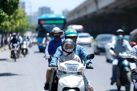 Scorching heat strikes Hanoi with temperature surging to 40 degrees Celsius