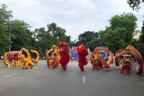 Dragon dance livens up pedestrian zone around Hoan Kiem lake