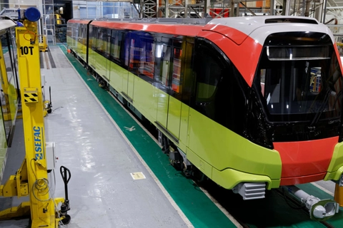 First train of Hanoi’s second metro line undergoes test run in France