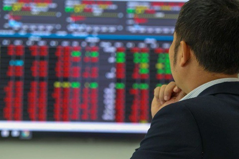 Vietnam shares plunge 5.3% on Covid-19 resurgence; market cap falls US$10 billion