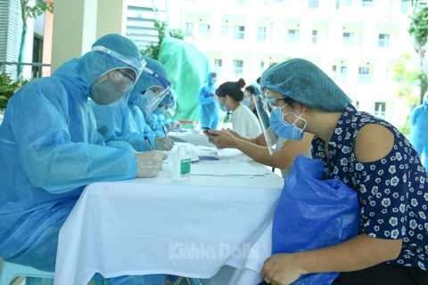 Hanoi conducts rapid Covid-19 tests on returnees from Danang   