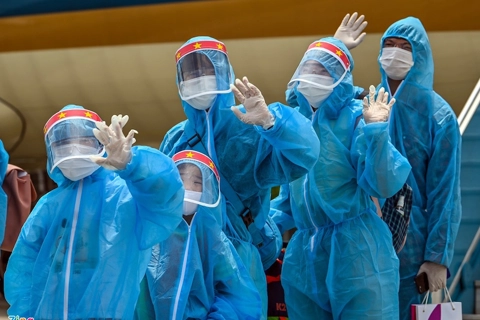 More than 800 stranded people in Danang return to Hanoi