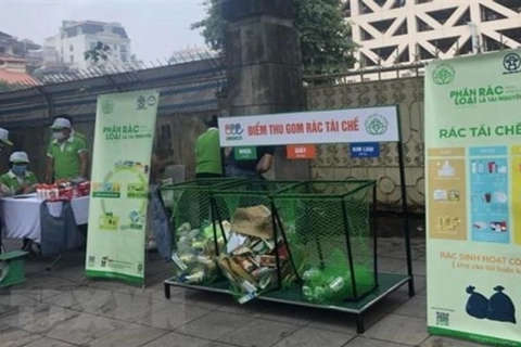 Hanoi pilots garbage-for-gift program