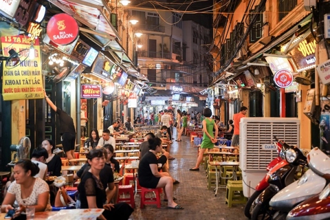 Hanoi enforces social distancing at eateries and bars