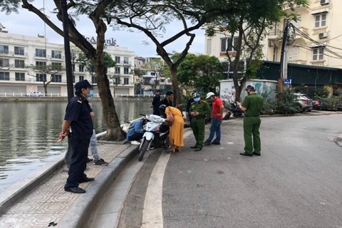 Hanoi penalizes people without face masks in public