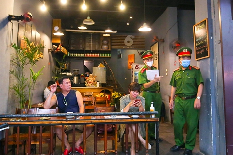 Hanoi on first day of enforcing social distancing at eateries, bars