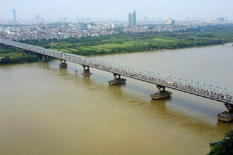 Hanoi plans to repair busy bridge crossing Red river