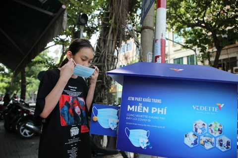Free face mask ATMs in Hanoi help needy people combat Covid-19