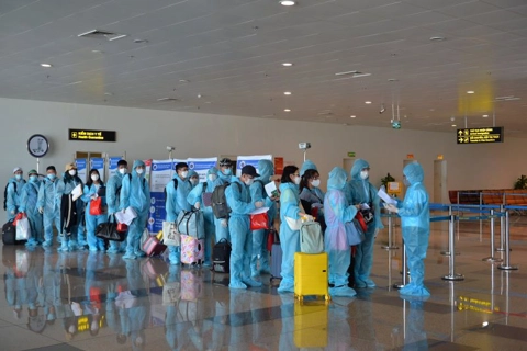 Vietnam halts incoming passenger flights