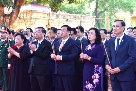 Hanoi leaders pay tribute to ancestors, President Ho Chi Minh and heroic martyrs