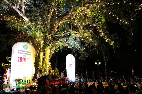 Lantern festival held at iconic pagoda to celebrate Hanoi Liberation Day