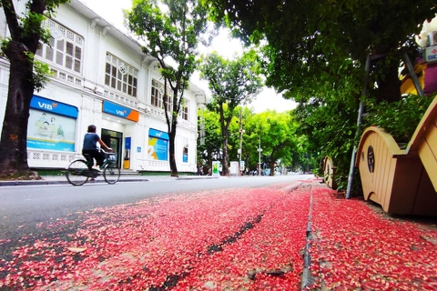 Touring Hanoi in autumn day