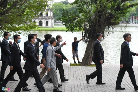 Japan PM Suga makes surprise visit to Hoan Kiem lake