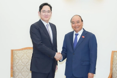 PM urges Samsung to invest in semi-conductor manufacturing plant in Vietnam