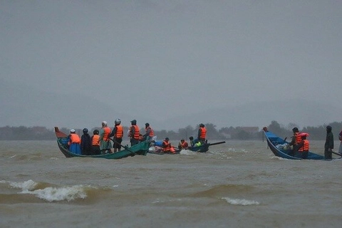 Storm Saudel weakens off central Vietnam coast, Molave gains strength