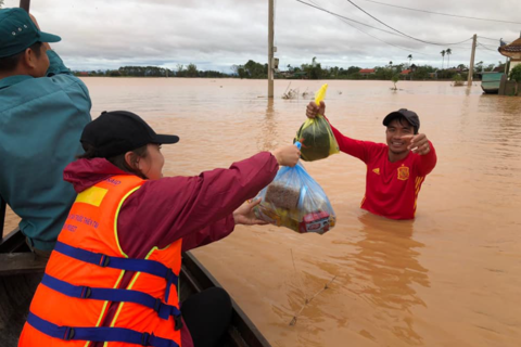 Disaster relief: When foreign friends show kind support to Vietnam