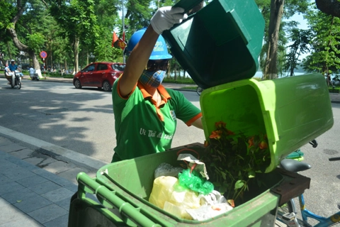 Hanoi still struggles with household waste: Experts