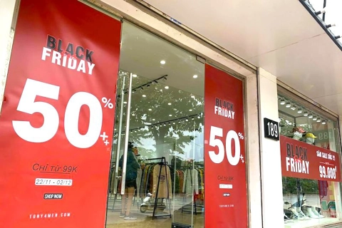 Bustling Hanoi retail stores ahead of Black Friday