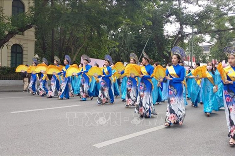 Ao dai festival lures visitors in Hanoi