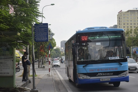 Hanoi encourages people to use buses for environmental protection