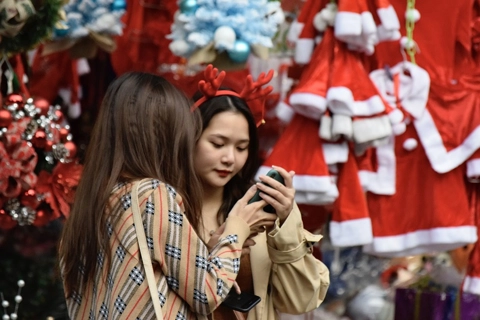 Young Hanoians flock into Hang Ma street ahead of Christmas