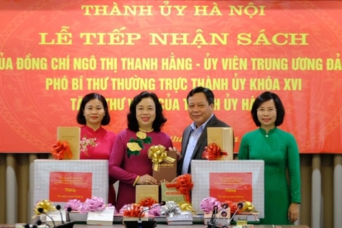 Politician gives 1,000 books to Hanoi Party Committee’s library