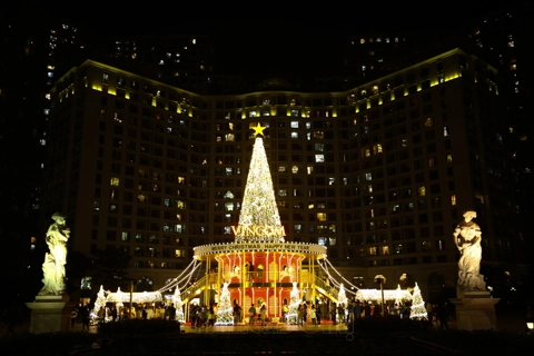 Where to see Christmas lights in Hanoi? 