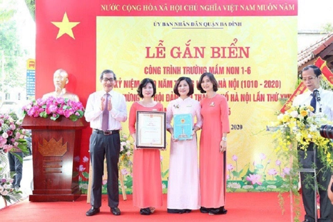 Ba Dinh district attaches commemorative plaque to works celebrating 1010 years of Thang Long-Hanoi and the 17th Hanoi Party Committee's Congress