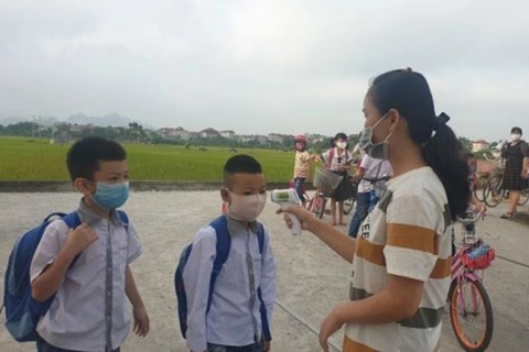 Hanoi’s education department asks students to wear masks from home to school